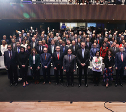 Fotografía de grupo de Don Felipe con los embajadores de España y las autoridades asistentes a la conferencia