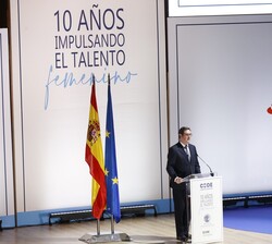 Momento en el que el presidente de la Confederación Española de Organizaciones Empresariales (CEOE), Antonio Garamendi, dirige unas palabras