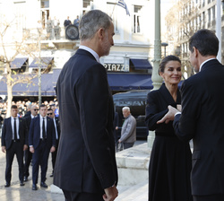 Sus Majestades los Reyes son recibidos por Su Alteza Real el Príncipe Pablo de Grecia, a su llegada a la Catedral Metropolitana de Atenas