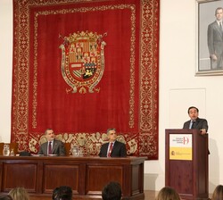 Su Majestad el Rey durante el discurso del ministro de Asuntos Exteriores, Unión Europea y Cooperación, José Manuel Albares
