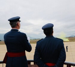 Su Majestad el Rey observa la demostración paracaidista