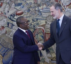 El Rey es saludado por el Presidente de la República de Guinea-Bissau, Umaro Sissoco Embaló