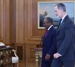 Su Majestad el Rey acompañado del Presidente de la República de Guinea-Bissau, Umaro Sissoco Embaló, antes del encuentro