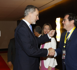 Su Majestad el Rey recibe el saludo del presidente de la CEOE a su llegada al encuentro empresarial España Angola