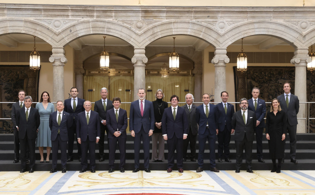 Fotografía de grupo de Su Majestad el Rey con la Junta Directiva del Real Club de Polo de Barcelona