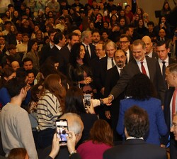 A su entrada al Palacio de Congresos, Don Felipe recibe los saludos del público asistente