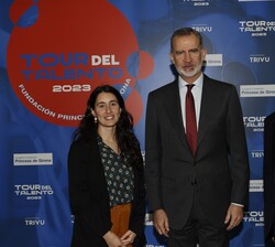 Su Majestad el Rey junto a Silvia Fernández Cadevall, Premio Fundación Princesa de Girona 2023, en la categoría "Social" y el presidente de 