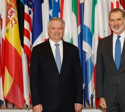 Su Majestad el Rey junto al secretario general de la OCDE, Mathias Comann