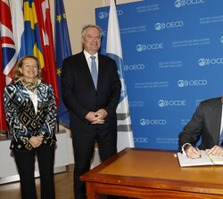 El Rey firmó en el Libro de Honor de la OCDE