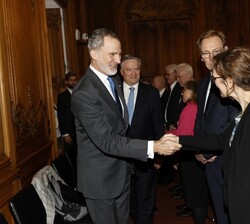 Su Majestad el Rey y el secretario general de la OCDE saludan a os representantes permanentes que asisten a la reunión