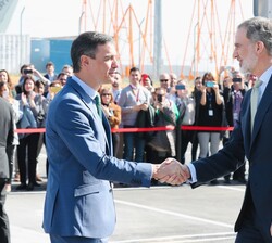 A su llegada, Su Majestad el Rey recibe el saludo del presidente del Gobierno, Pedro Sánchez