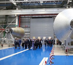 Don Felipe, junto a las autoridades, durante el recorrido por la línea de fabricación y montaje de las estructuras del lanzador Ariane VI