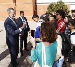 Los  jóvenes universitarios aprovechan la visita de Don Felipe para saludarle a su llegada