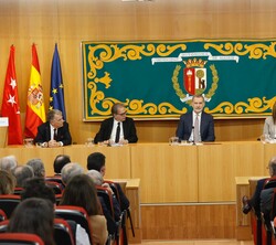 Su Majestad el Rey durante la intervención del decano d ela Faculta de Derecho de la Universidad Autónoma de Madrid