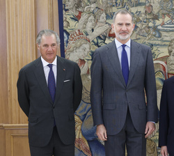 Su Majestad el Rey acompañado por el presidente de honor de Mitsubishi Corporation, Mikio Sasaki y el presidente de Acciona, José Manuel Entrecanales