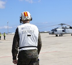 Su Majestad el Rey se dirige a un helicóptero SH60F de la Armada para trasladarse a la Fragata "Cristobal Colón" (F-105)