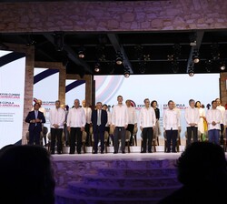 Su Majestad el Rey en el escenario junto a los Jefes de Estado y de Gobierno que participan en el acto inaugural de la XXVIII Cumbre Iberoamericana