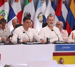 Su Majestad el Rey durante el desarrollo de la Cumbre Iberoamericana junto al Presidente del Gobierno y el  ministro de Asuntos Exteriores, Unión Euro
