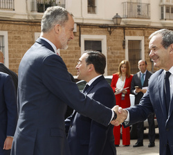 Su Majestad el Rey recibe el saludo del secretario general Iberoamericano, Andrés Allamand