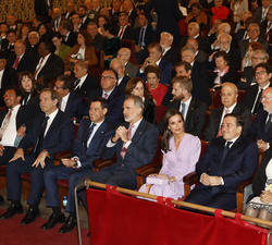 Sus Majestades los Reyes en primera fila de asientos al inicio del acto