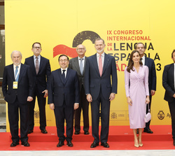 Fotografía de grupo de Sus Majestades los Reyes con las autoridades y comisarios de las exposiciones de la Casa de Iberoamérica