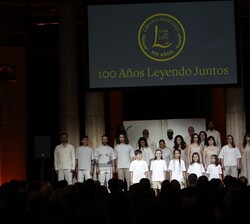 Momento en el que el Coro de la Comunidad de Madrid y el Coro Sinan Kay, intepretan el himno del centenario 