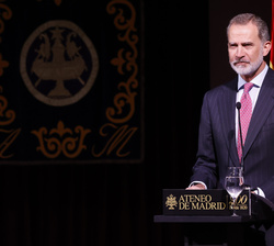 Su Majestad el Rey durante su intervención en el acto conmemorativo del Bicentenario del Ateneo de Madrid