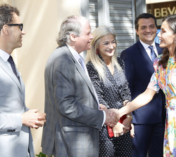 Su Majestad la Reina recibe el saludo del presidente de la Fundación Princesa de Girona, Francisco Belil