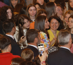 Su Majestad la Reina a su llegada al auditorio conversa con los jóvenes participantes en la tercera etapa del “Tour del Talento” 