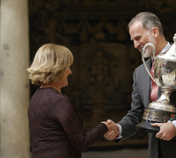 Su Majestad el Rey entrega el Premio Rey Felipe, al mejor deportista español del año a Ángela Rodríguez, madre del golfista Jon Rahm Rodríguez