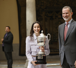 Su Majestad el Rey tras la entrega del Premio Princesa Leonor, al mejor deportista menor de 18 años a la taekwondista Adriana Cerezo