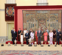 Fotografía de grupo de Sus Majestades los Reyes acompañados de los ganadores de los Premios Nacionales del Deporte 2021