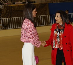 Su Majestad la Reina recibe el saludo de la ministra de Defensa, Margarita Robles