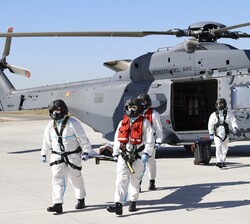 Realización del simulacro de la aeroevacuación sanitaria con un helicóptero NH90 del 803 Escuadrón del Ala 48