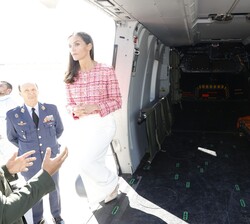 Su Majestad la Reina sube al helicóptero de evacuación, modelo NH90 del 803 Escuadrón del Ala 48