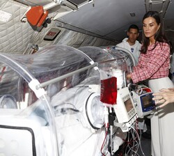 Doña Letizia durante la prueba de la cámara de aislamiento en la aeronave