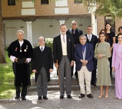 Fotografía de grupo de Sus Majestades los Reyes junto a Rafael Cadenas, familiares y autoridades
