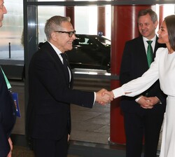 La Reina a su llegada recibe el saludo del presidente de la Asociación Española Contra el Cáncer (aecc) y su Fundación Científica y presidente de la E
