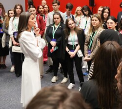 La Reina mantuvo un breve encuentro con los miembros del Comité Científico de la ECToH Madrid 2023 y con los jóvenes líderes anti tabaco y asistentes 
