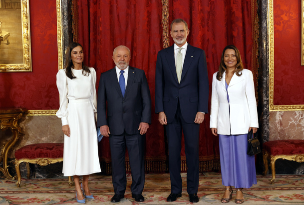 Sus Majestades los Reyes junto al presidente de la República Federativa de Brasil, Lula da Silva y la primera dama