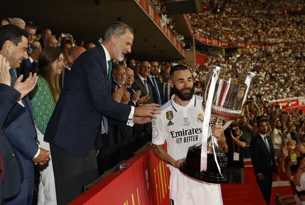 Su Majestad el Rey entrega la Copa de campeón al capitán del Real Madrid Club de Fútbol, Karim Benzema 