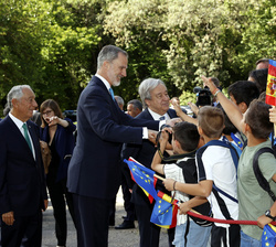 Don Felipe junto al secretario general de las Naciones Unidas, Antonio Guterres, recibe el cariño de los vecinos de Cuacos de Yuste