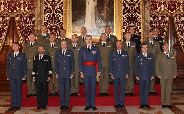 Audiencia militar de Su Majestad el Rey a un grupo de coroneles y capitanes de navío