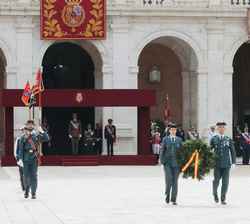 Su Majestad el Rey en la Tribuna Real durante el acto de Homenaje a los que dieron su vida por España