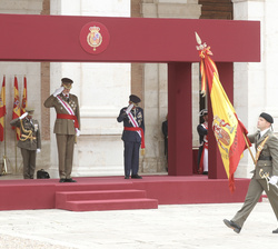 Su Majestad el Rey en la Tribuna Real al paso de la Bandera Laureada del Regimiento Acorazado "Córdoba" 10