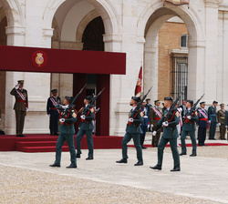 Su Majestad el Rey en la Tribuna Real al paso de una Escuadra de Gastadores de la Agrupación de Reserva y Seguridad de la Guardia Civil