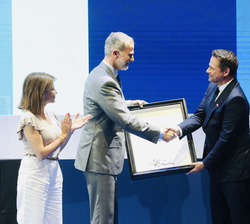 Su Majestad el Rey entrega el “Premio a la Construcción Europea 2023” del Cercle d’Economía a Rafal Trzaskowski, alcalde de Varsovia