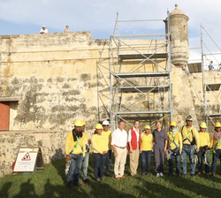 Fotografía de grupo de Su Majestad la Reina y la Primera Dama de Colombia con los trabajadores que restauran el Baluarte de Santa Catalina