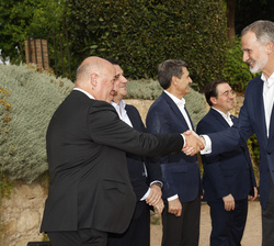 Su Majestad el Rey recibe el saludo del presidente de la Diputación Provincial de Córdoba, Antonio Ruiz