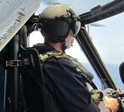 Su Majestad el Rey pilota un helicóptero modelo SH-60 Sky Hawk para digirse al LHD Juan Carlos I